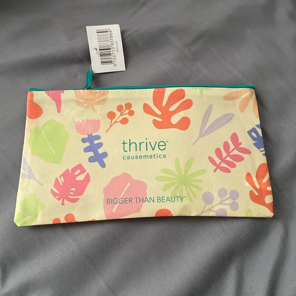 NWT Thrive Causemetics bag